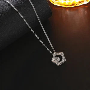 Collier étoile avec lune et pierres brillantes