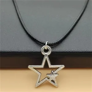 Collier noir avec étoiles argentées