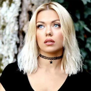 Collier ras de cou avec pendentif étoile noire